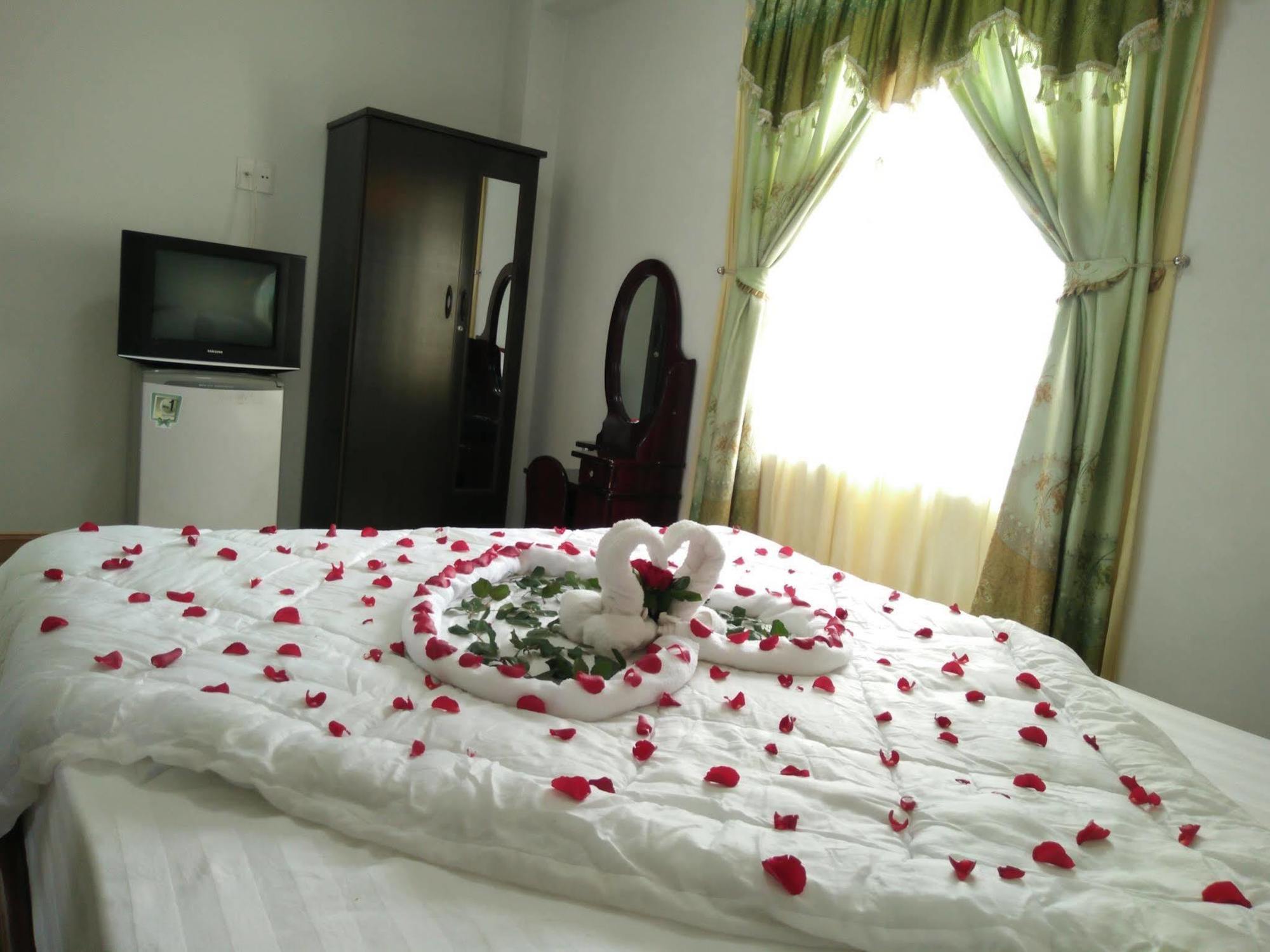 Valentine Hotel Hue Esterno foto