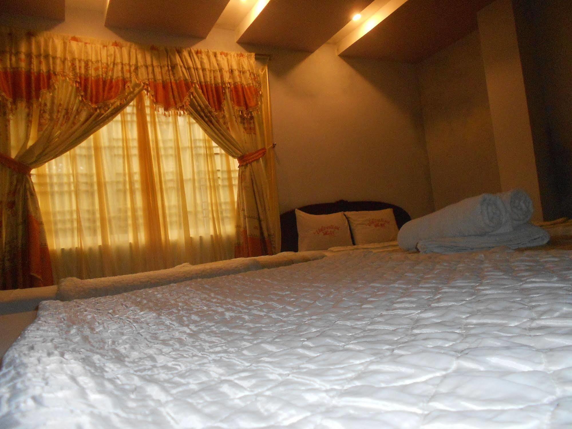 Valentine Hotel Hue Esterno foto
